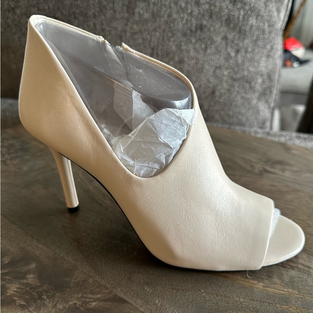 Elegant Vince Camuto Cream Peep-Toe Heels